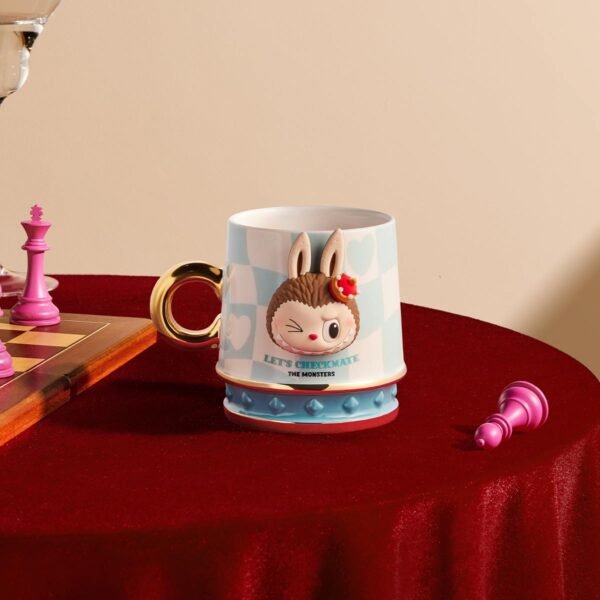 Mug Labubu Bleu et Rose – Série Let’s Checkmate - Image 4