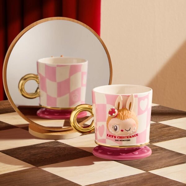 Mug Labubu Bleu et Rose – Série Let’s Checkmate - Image 5
